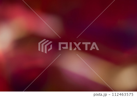 レッドブラウン系動きのあるイメージ 112463575