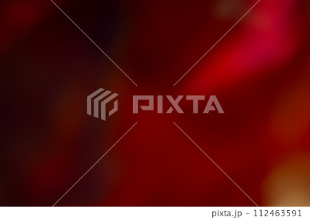 レッドブラウン系動きのあるイメージ 112463591