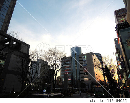 夕陽の駅前と路線バス 112464035