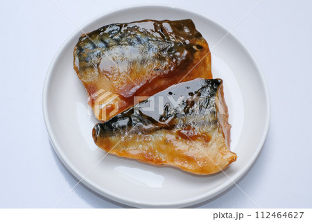 白い皿に乗った鯖の味噌煮 112464627