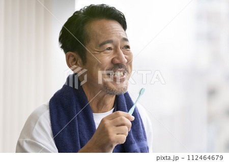 歯ブラシを持った笑顔の50代の男性　 112464679