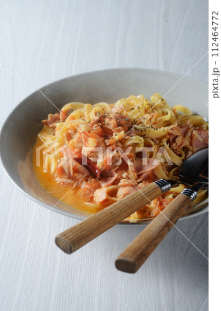 トマトとベーコンのパスタ 112464772