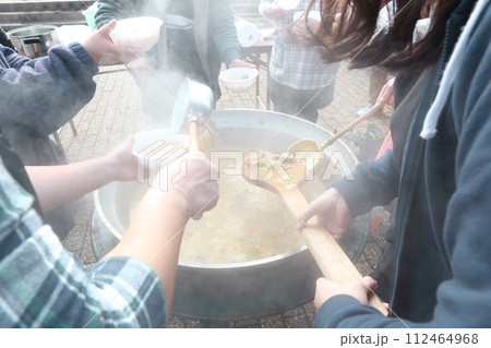 豚汁炊き出し 112464968