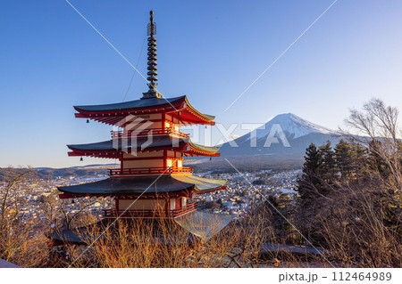【山梨県_富士吉田市】新倉山浅間公園から見る富士山 2月 112464989