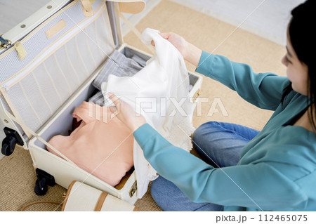 旅行の準備をする女性 旅行の準備をする女性 112465075