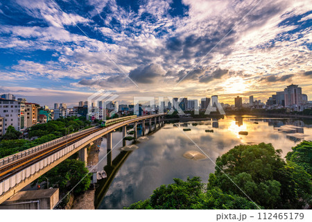 Hanoi cityscape at twilight at Hoang Cau lake 112465179