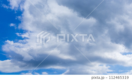 真夏の青空に流れるたくさんの雲 112465319