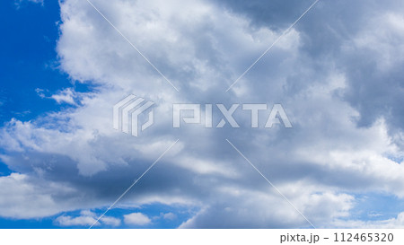真夏の青空に流れるたくさんの雲 真夏の青空に流れるたくさんの雲 112465320