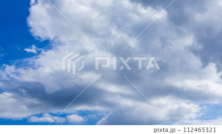 真夏の青空に流れるたくさんの雲 真夏の青空に流れるたくさんの雲 112465321