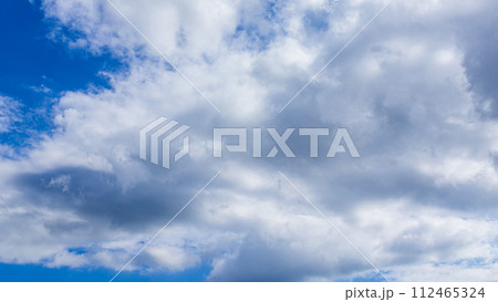 真夏の青空に流れるたくさんの雲 真夏の青空に流れるたくさんの雲 112465324