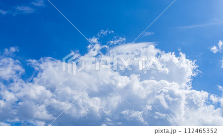 真夏の青空に流れるたくさんの雲 真夏の青空に流れるたくさんの雲 112465352