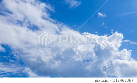 真夏の青空に流れるたくさんの雲 真夏の青空に流れるたくさんの雲 112465367