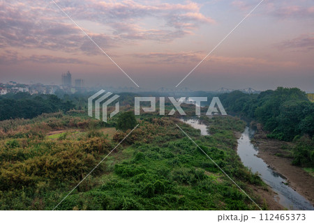 The Long Bien Bridge in sunrise in Hanoi. 112465373