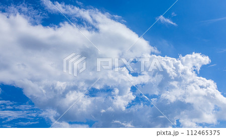 真夏の青空に流れるたくさんの雲 真夏の青空に流れるたくさんの雲 112465375