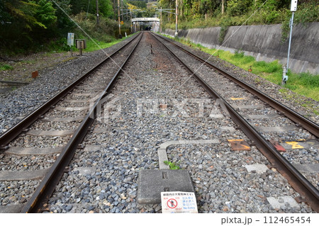 日本の春の京都 嵐山周辺の街並み 観光名所の竹林の小径近くの線路 踏切からの眺め 日本の春の京都 嵐山周辺の街並み 観光名所の竹林の小径近くの線路 踏切からの眺め 112465454