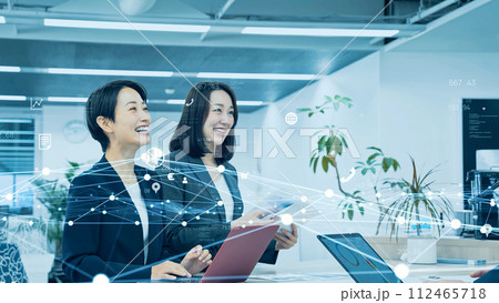 オフィスで仕事する人々とネットワーク 112465718