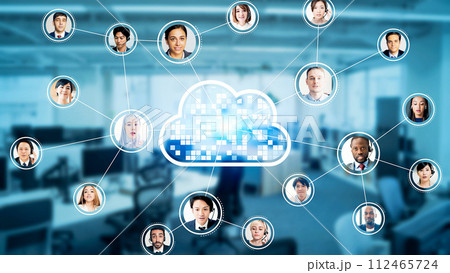 クラウドで繋がる多国籍の人々 112465724