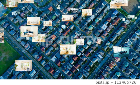 都市の空撮と部屋の写真　不動産情報　物件探し 112465726