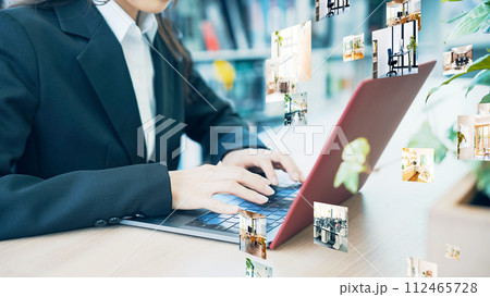 ノートパソコンを使う女性と物件写真　お部屋探しサイト 112465728