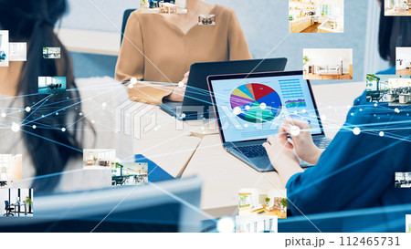 会議する人々と物件写真　不動産投資　設計事務所 112465731