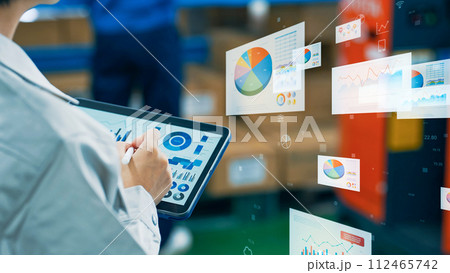 倉庫でタブレットPCを使う作業員と電子データ 112465742