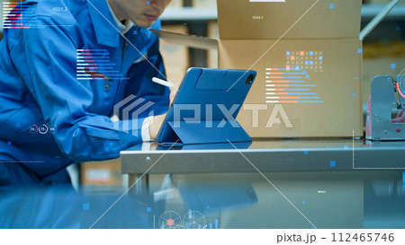 物流倉庫で検品する作業員とデータ統計イメージ 112465746