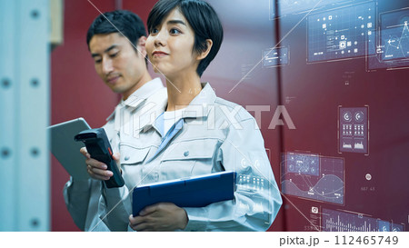 バーコードリーダーで在庫管理する作業員とテクノロジーイメージ 112465749