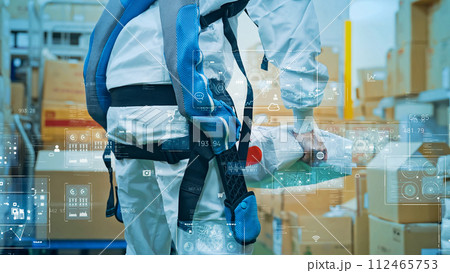 パワーアシストスーツを装着した作業員とテクノロジーイメージ 112465753