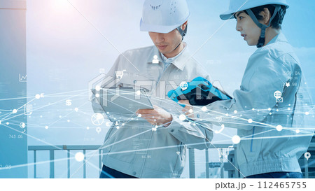 タブレットで設備点検する作業員とネットワークイメージ タブレットで設備点検する作業員とネットワークイメージ 112465755