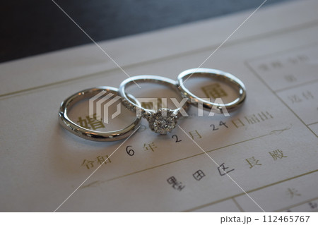 約束の輝き: 結婚指輪と婚姻届 112465767