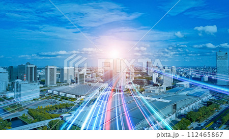 都市を未来へと走る光の道 都市を未来へと走る光の道 112465867