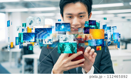 スマホで映像を見る男性 スマホで映像を見る男性 112465892