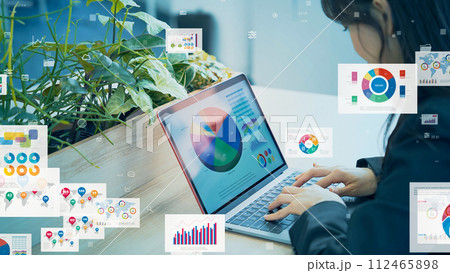 パソコンを使う女性と電子書類 ペーパーレス パソコンを使う女性と電子書類 ペーパーレス 112465898