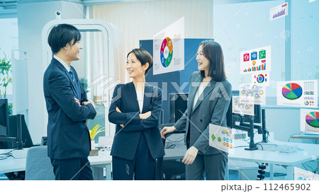 ミーティングするビジネスグループと電子書類 112465902