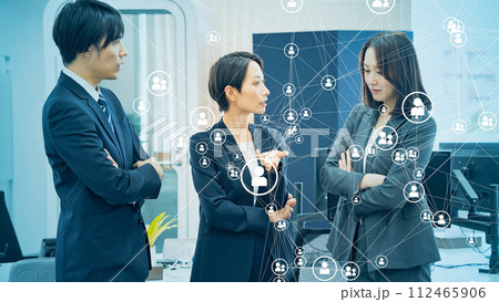 会議するビジネスマンとネットワークイメージ 112465906