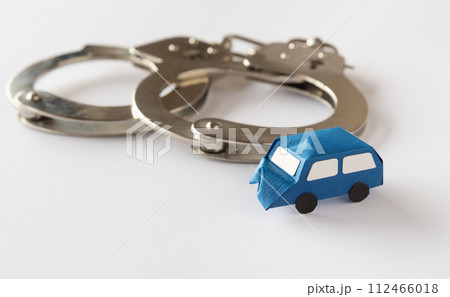 手錠と車　交通事故　危険運転 112466018