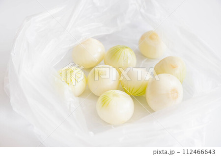 耐熱のビニール袋に入れたペコロス 112466643