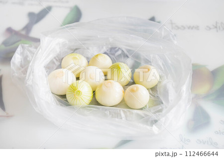 ペコロスが入った袋に酒を入れる 112466644