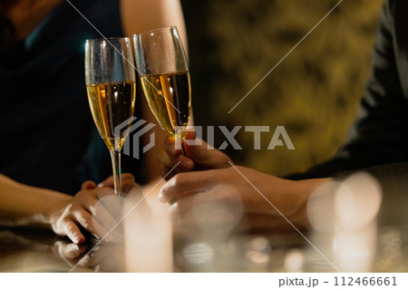 シャンパンを飲むカップル シャンパンを飲むカップル 112466661