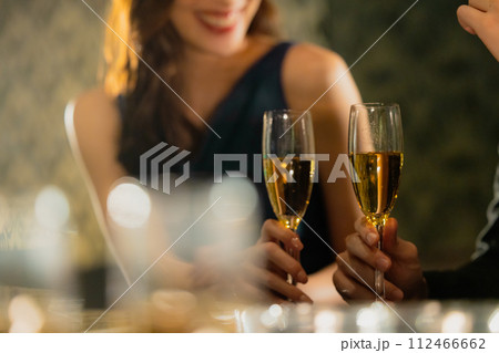 シャンパンを飲むカップル シャンパンを飲むカップル 112466662