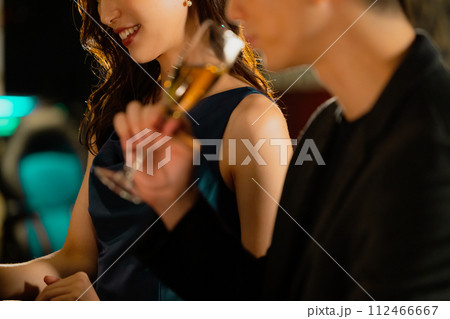 シャンパンを飲むカップル シャンパンを飲むカップル 112466667