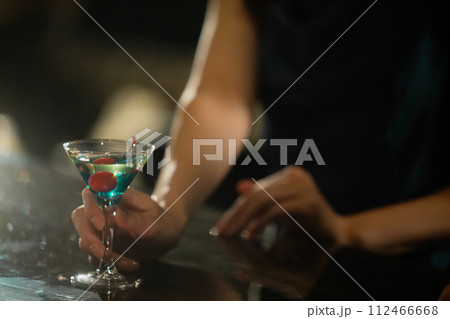 シャンパンを飲むカップル シャンパンを飲むカップル 112466668