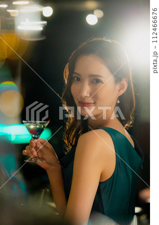 シャンパンを飲むカップル 112466676