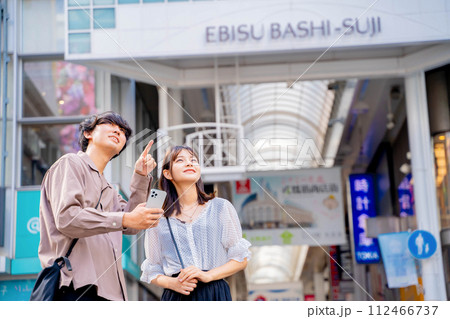 大阪観光をする若いカップル 大阪観光をする若いカップル 112466737