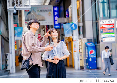 大阪観光をする若いカップル 112466738