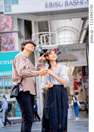 大阪観光をする若いカップル 大阪観光をする若いカップル 112466740