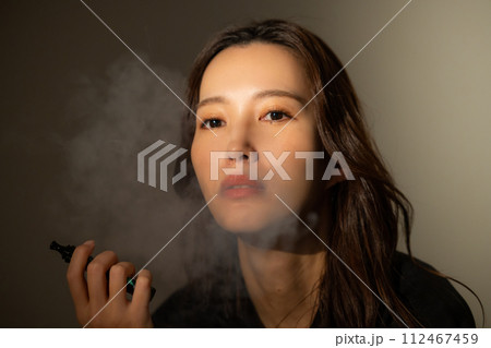 タバコを吸う女性　　 112467459