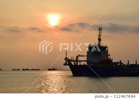 夕日と共に：海上の一日を終えて 112467694