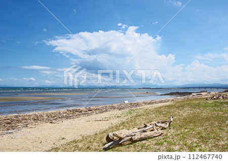 福岡県行橋市の長寿大橋が見える蓑島海水浴場 112467740