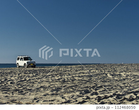天竜川河口砂洲を走るスズキ・ジムニー(3代目) 112468050